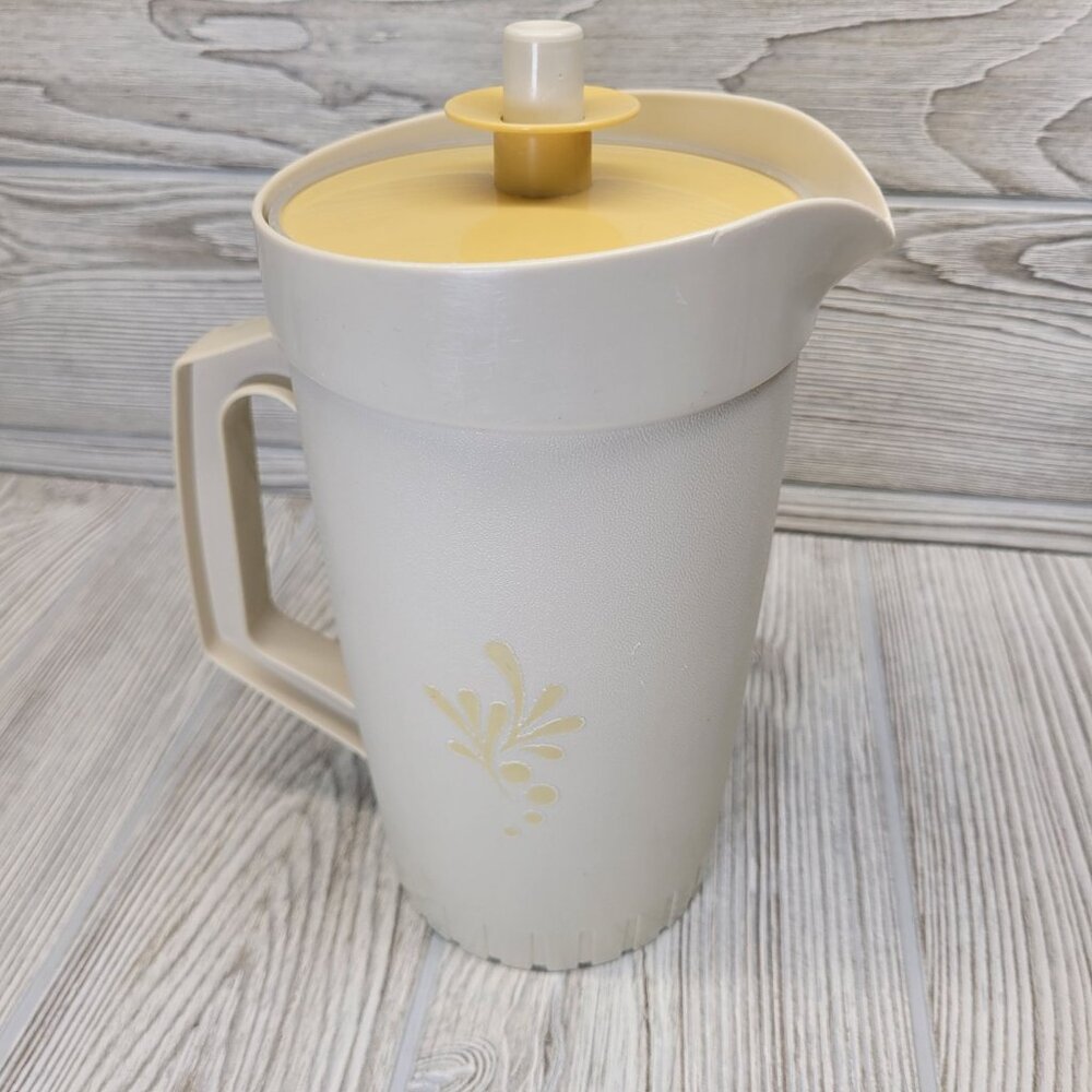 Tupperware 1 Quart Pitcher 874-8 Almond‎ Harvest Gold Push Button Lid Drink Vtg